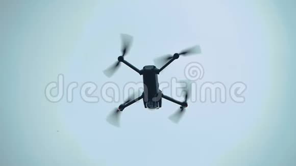 无人机在天空中缓慢飞行俯视视频的预览图