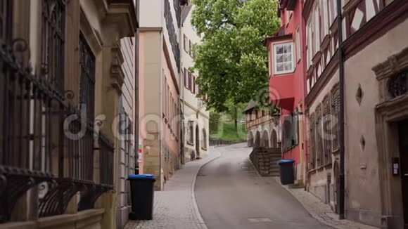 德国施瓦比什大厅风景如画的老街和fachwerk房屋视频的预览图