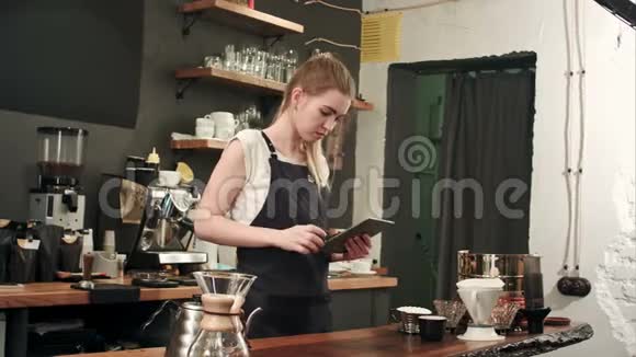在酒吧或咖啡店有平板电脑的咖啡师或服务员视频的预览图