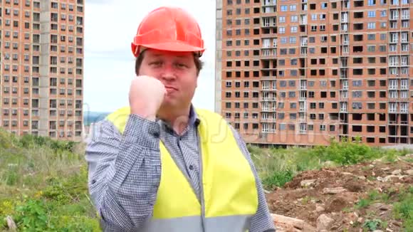 建筑工地上的男建筑工头工人或建筑师威胁他的拳头视频的预览图