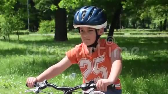 骑自行车的男孩视频的预览图