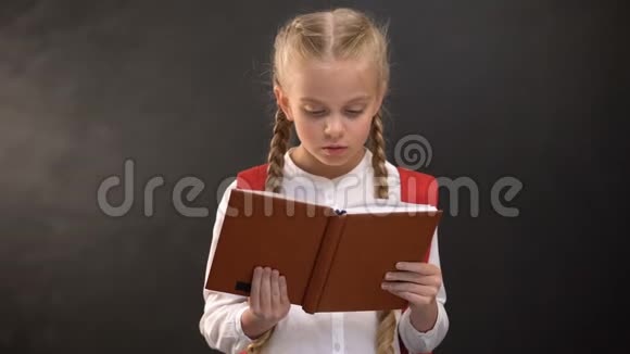 聪明的女孩儿看书背景黑板求知欲强视频的预览图