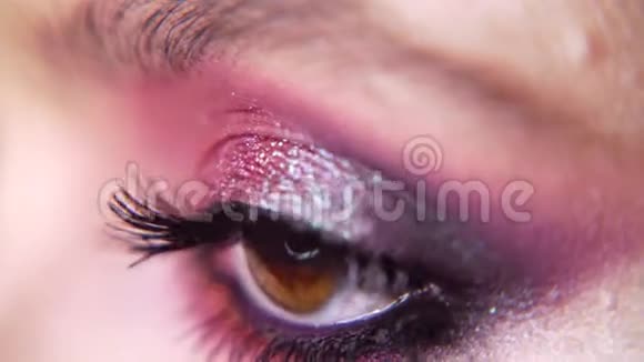 粉红色眼影的美丽眼睛做晚妆的美女眼影妆视频的预览图