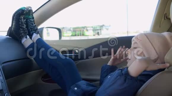 十几岁的女孩坐在车里热得手忙脚乱视频的预览图