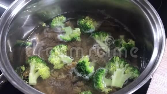 全麦意大利面和蔬菜在锅里视频的预览图