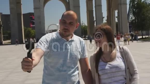 几名游客在城市旅游博客拍摄动作镜头视频的预览图