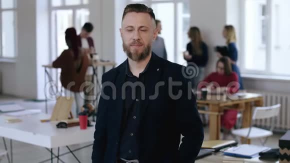 欧洲资深金融导师穿黑色西装在现代办公室看镜头的商人的肖像视频的预览图