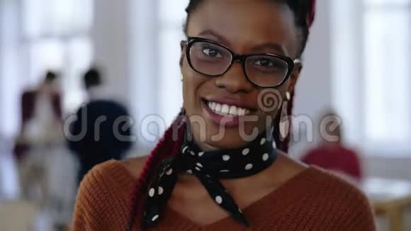 令人难以置信的特写照片年轻快乐的非洲创意商业女性戴着智能眼镜在现代办公室微笑视频的预览图