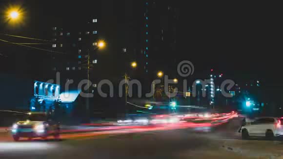 冬季城市街道夜间交通时间的推移视频的预览图