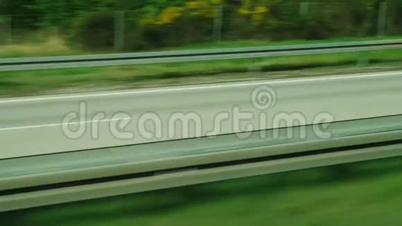 快走高速公路从后乘客侧侧的侧窗视图视频的预览图