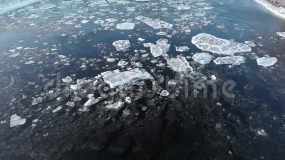 这一个鸟瞰图春冰移动河已经融化了但有些浮冰在漂浮春天的风景视频的预览图