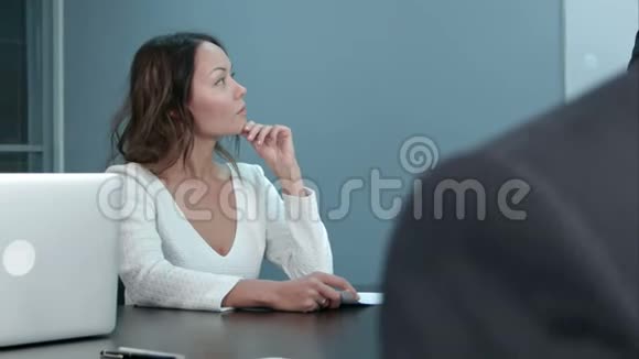 一位年轻的女商人正和同事开会问问题视频的预览图