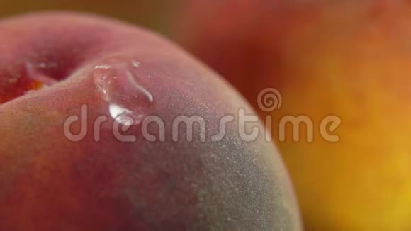 晶莹的水珠顺着桃子流下视频的预览图
