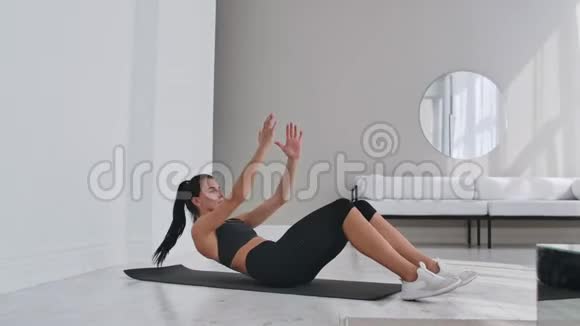 家庭健身理念女人在家里的地板上做腹肌复制空间视频的预览图
