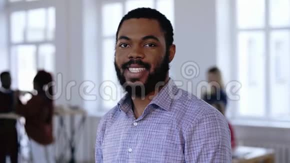幸福职业黑人企业家的肖像留着胡须美丽的微笑摆在现代办公室视频的预览图