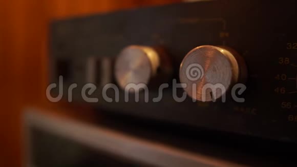 老式磁带和收音机录音机放在舒适房间的桌子上视频的预览图