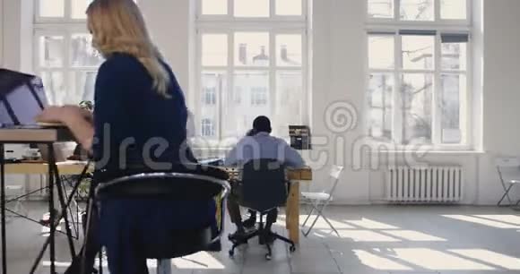 相机幻灯片沿着时尚的阁楼办公室快乐的多民族商业伙伴在现代工作场所的氛围视频的预览图