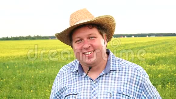 一个幸福的农民在他的田地前的肖像视频的预览图