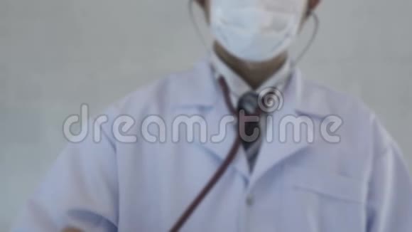 医生用听诊器检查肺狭窄视频的预览图