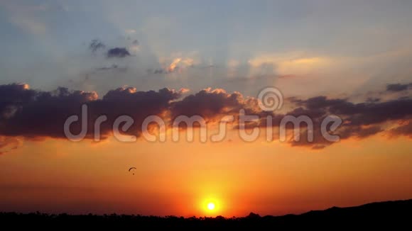 泰国洛普布里高珍莱山日落时滑翔伞逆天飞行的慢动作视频的预览图