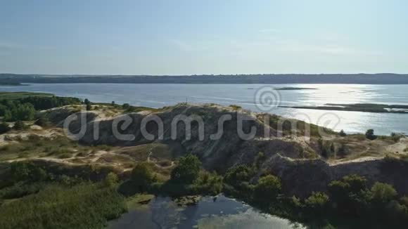 空中无人机镜头飞越沙岛越过山顶视频的预览图