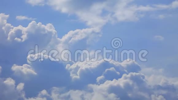 暴风雨来临前一朵朵蓬松的白云在蔚蓝的天空上飞舞视频的预览图
