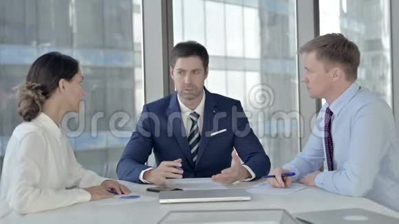 中年商人与他的助手在会议室里会面视频的预览图