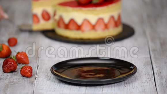 一块经典的法国蛋糕弗赖瑟和草莓视频的预览图