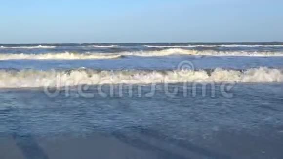 在沙滩上破碎的黑海海浪视频的预览图