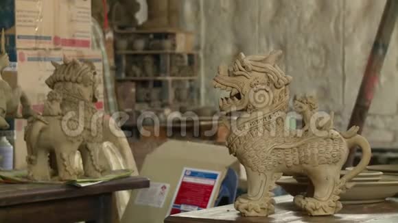 狮子狗在繁忙的陶瓷工作室里扮演角色视频的预览图