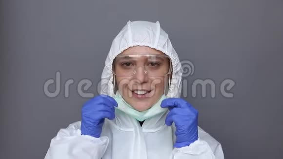 生物危害穿防护服的女人戴上面具穿上它视频的预览图