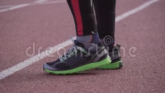 主题体育与健康近体脚鞋运动鞋穆迪高加索男子跑步运动员热身运动伸展运动视频的预览图