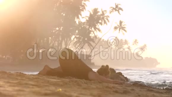 令人惊奇的女士修瑜伽姿势近海浪底部视频的预览图