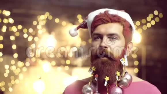 为穿圣诞老人服装的留胡子的男人特写肖像圣诞老人圣诞准备帅气时尚的胡子视频的预览图