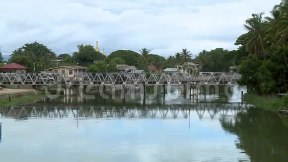 河流水面上的一座钢桥视频的预览图