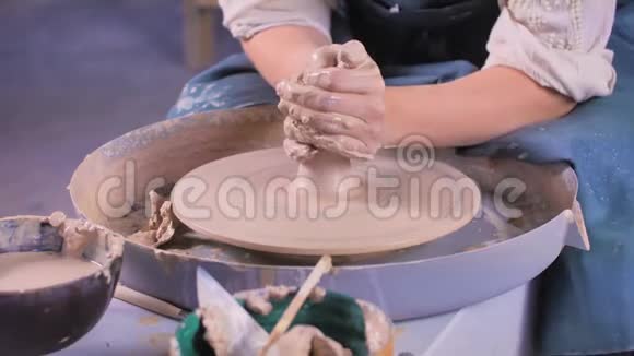 创建一个罐子或花瓶特写人手做泥罐作坊里的雕刻家用陶器制作一个罐子视频的预览图