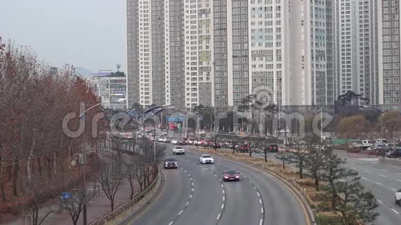 城市道路上现代汽车的前景交通视频的预览图