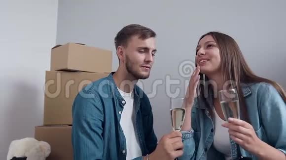 白人快乐的男人和女人讨论新房子的设计双手拿着香槟酒杯视频的预览图
