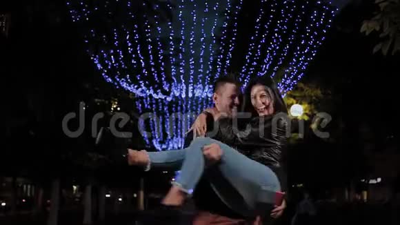 美丽的男人和女人晚上在一条城市小巷上跳舞一个男人把一个女人抱在怀里视频的预览图
