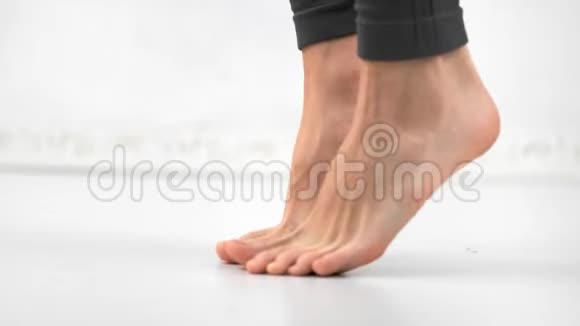 近距离赤脚妇女腿享受锻炼显示训练孤立在白色工作室背景视频的预览图
