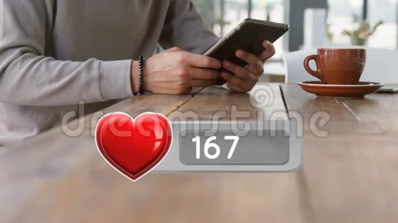 心脏图标和使用数字设备的人视频的预览图