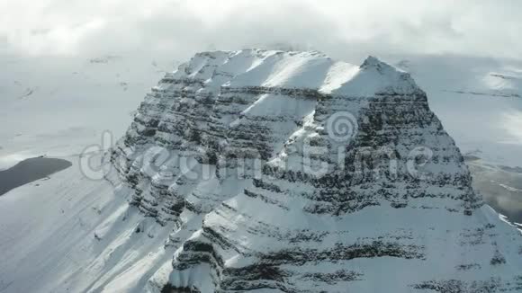 鸟S眼看雪中的柯克朱福尔山冰岛2019年冬天视频的预览图