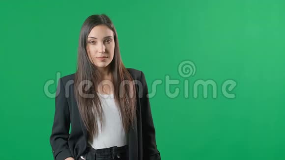 年轻的商务女性在绿色背景下展示产品女性专业人士的肖像手指复制空间视频的预览图