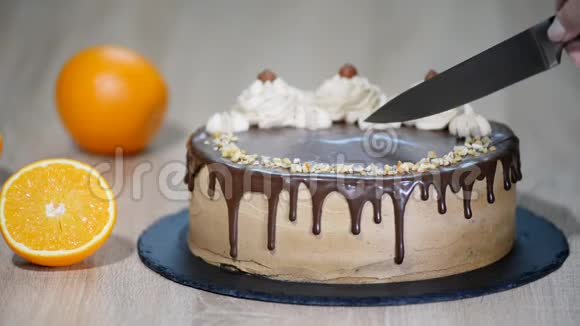 把切巧克力蛋糕的女性手收起来用刀切一块巧克力蛋糕视频的预览图