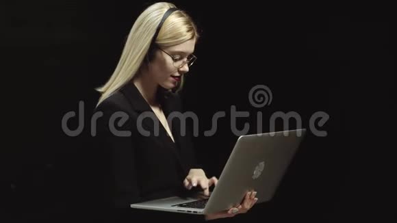网上聊天机器人和一个机器人女孩说话现场聊天和聊天机器人有魅力的女孩在网上玩电脑或视频的预览图