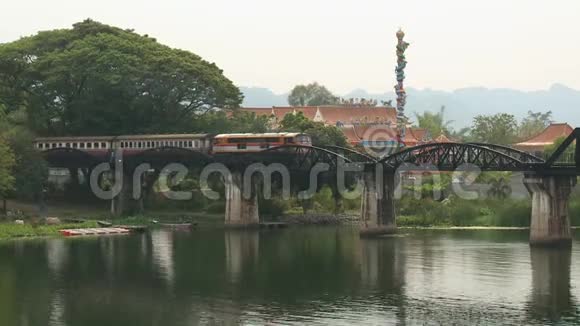 一列金属火车经过湖面上的桥视频的预览图
