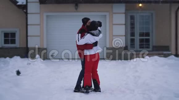 有胡子的男人和微笑的女人在冬天的后院跳舞快乐的一对在一起玩得很开心下雪了概念视频的预览图