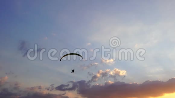 日落时滑翔伞逆天飞行的慢动作视频的预览图
