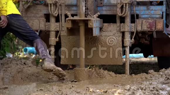地面钻机缓慢移动卡车在地面上钻水视频的预览图