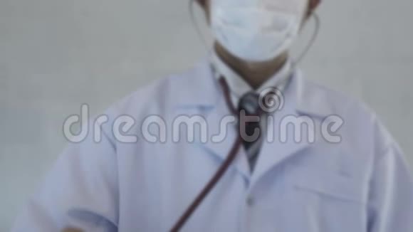 医生用听诊器治疗破伤风视频的预览图